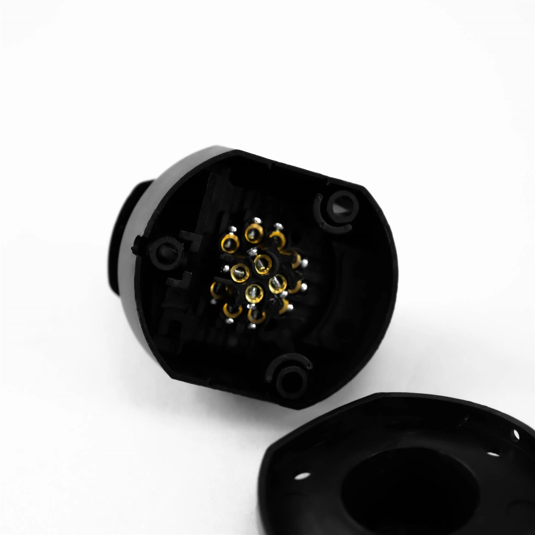 13 pin towing socket