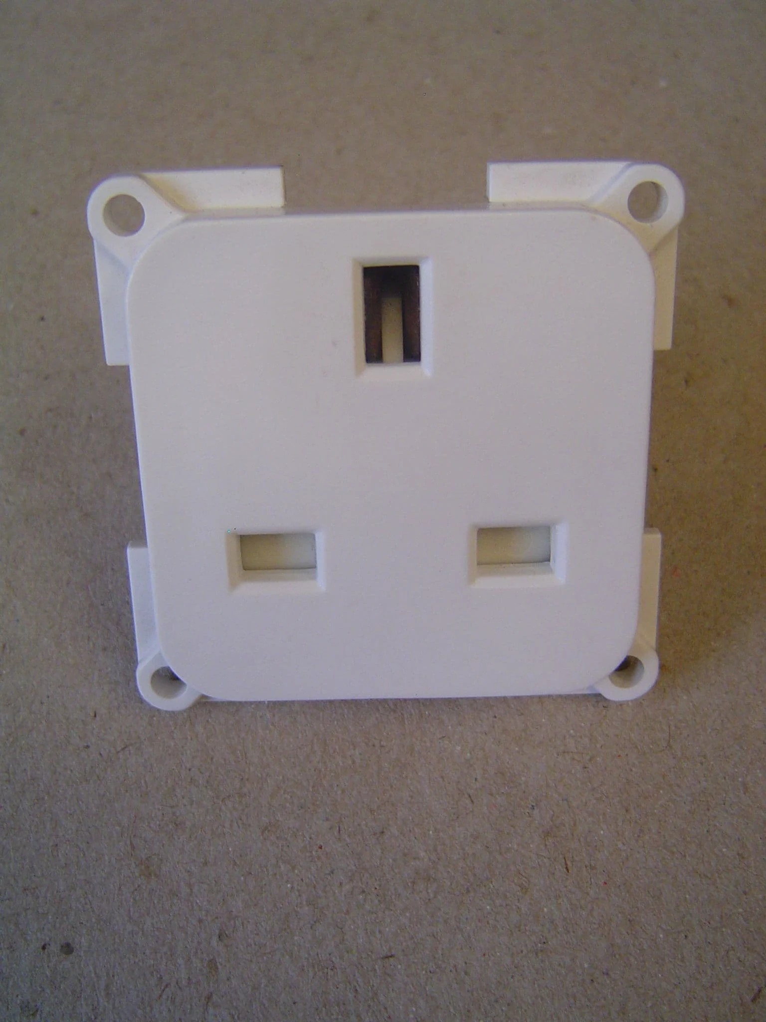 UK 3 PIN WHITE MAINS SOCKET